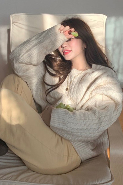 Μοντέρνο γυναικείο πουλόβερ κλασικό μοντέλο με οβάλ λαιμόκοψη