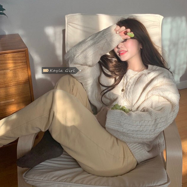 Μοντέρνο γυναικείο πουλόβερ κλασικό μοντέλο με οβάλ λαιμόκοψη