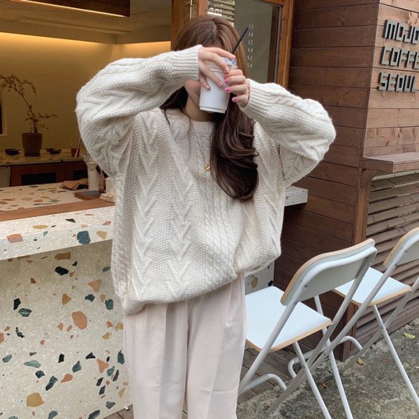 Μοντέρνο γυναικείο πουλόβερ κλασικό μοντέλο με οβάλ λαιμόκοψη