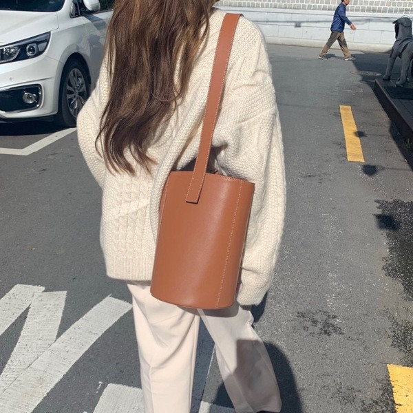 Μοντέρνο γυναικείο πουλόβερ κλασικό μοντέλο με οβάλ λαιμόκοψη