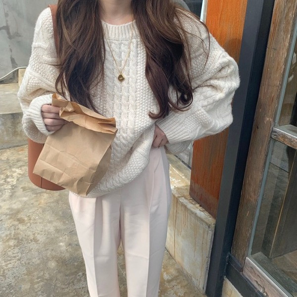 Μοντέρνο γυναικείο πουλόβερ κλασικό μοντέλο με οβάλ λαιμόκοψη