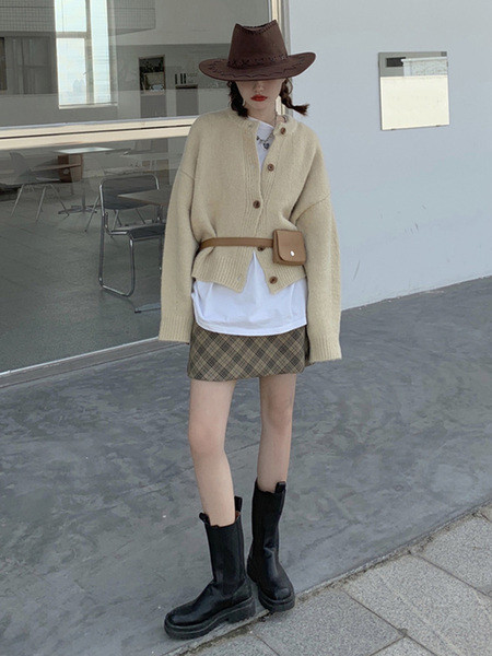 Naiste vabaaja pika kardiganiga tavaline mudel