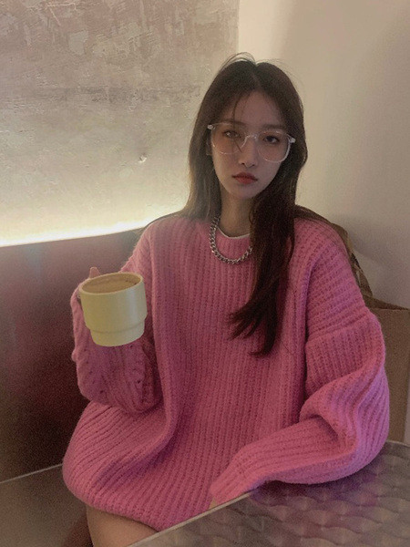 Μοντέρνο γυναικείο πουλόβερ με οβάλ λαιμόκοψη κλασικό μοντέλο