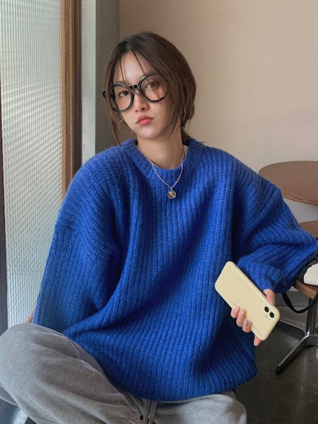 Μοντέρνο γυναικείο πουλόβερ με οβάλ λαιμόκοψη κλασικό μοντέλο