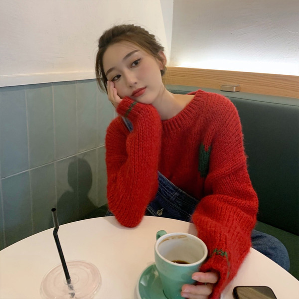 Γυναικείο casual πουλόβερ με κέντημα και οβάλ ντεκολτέ