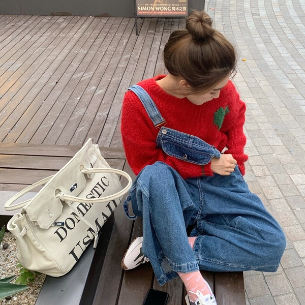 Γυναικείο casual πουλόβερ με κέντημα και οβάλ ντεκολτέ