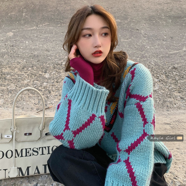 Μοντ'ερνο γυναικείο πουλόβερ με φαρδύ ντεκολτέ