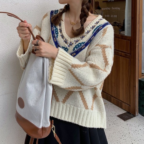 Μοντ'ερνο γυναικείο πουλόβερ με φαρδύ ντεκολτέ