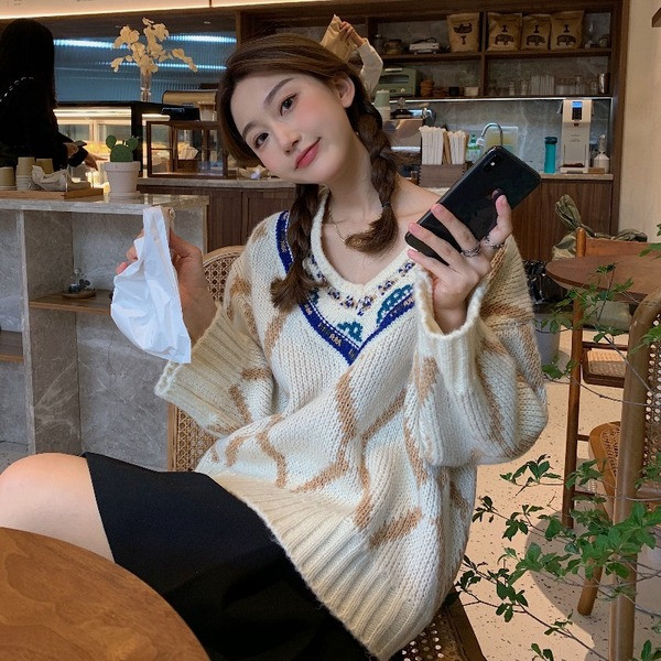 Μοντ'ερνο γυναικείο πουλόβερ με φαρδύ ντεκολτέ