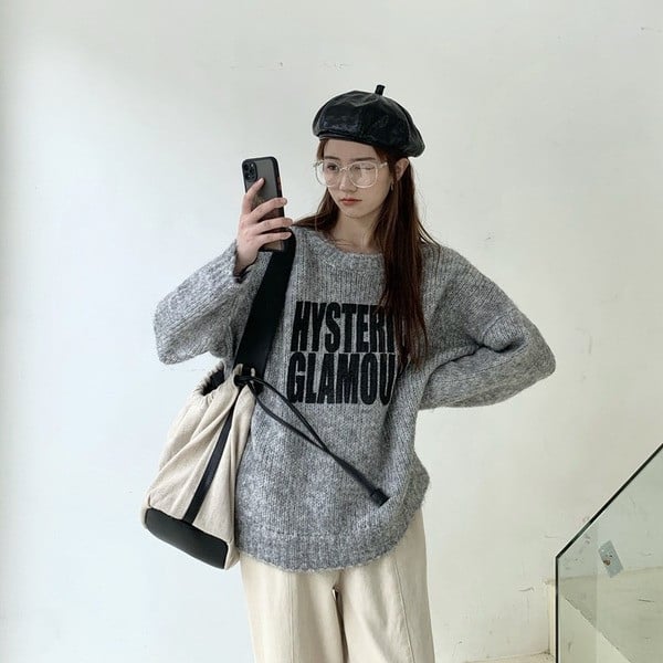 Casual γυναικείο πουλόβερ με οβάλ λαιμόκοψη και επιγραφή