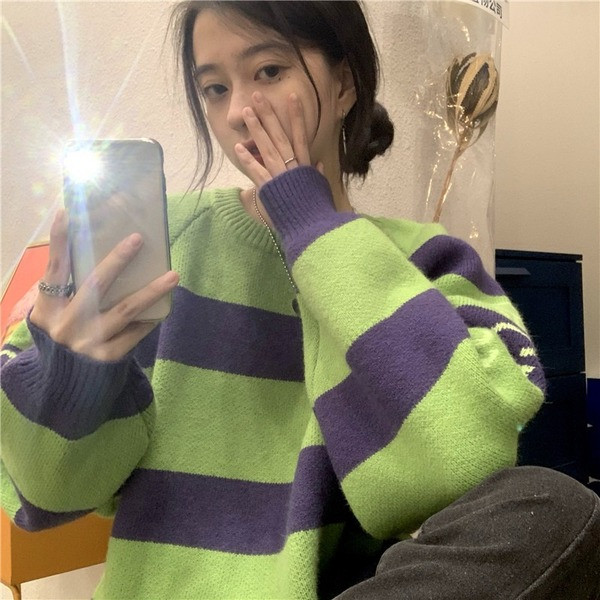 Naiste moodne triibuline ovaalse kaelusega kampsun