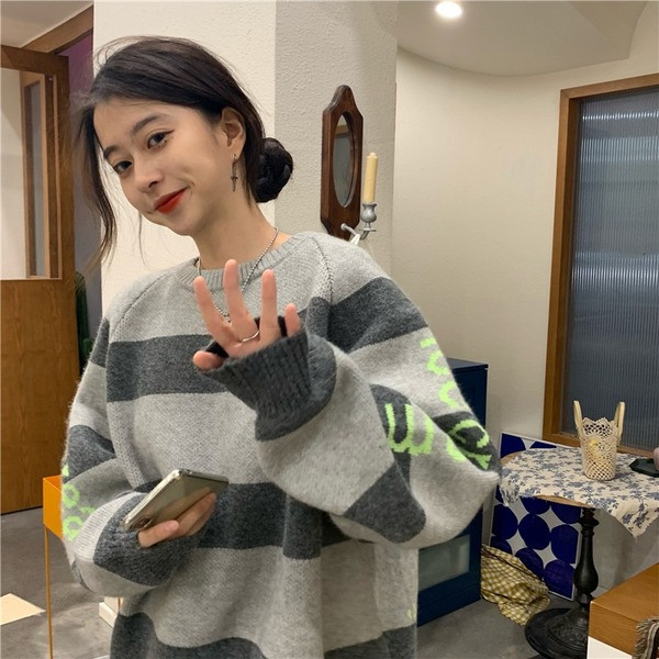 Naiste moodne triibuline ovaalse kaelusega kampsun