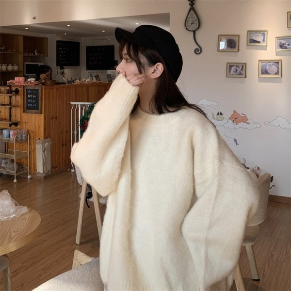 Μοντέρνο γυναικείο πουλόβερ με οβάλ λαιμόκοψη - φαρδύ μοντέλο