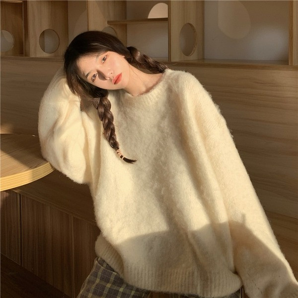 Μοντέρνο γυναικείο πουλόβερ με οβάλ λαιμόκοψη - φαρδύ μοντέλο