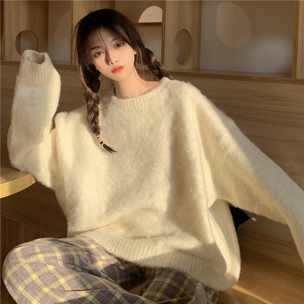 Μοντέρνο γυναικείο πουλόβερ με οβάλ λαιμόκοψη - φαρδύ μοντέλο