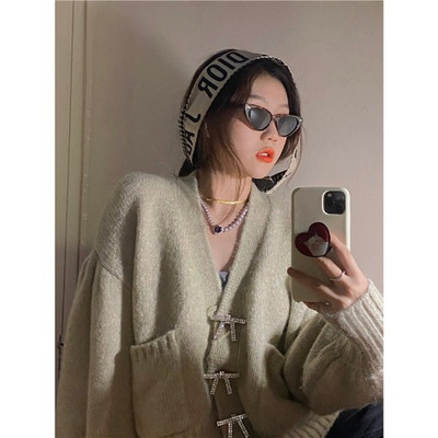 Aktualan ženski prsluk sa špic izrezom i džepovima