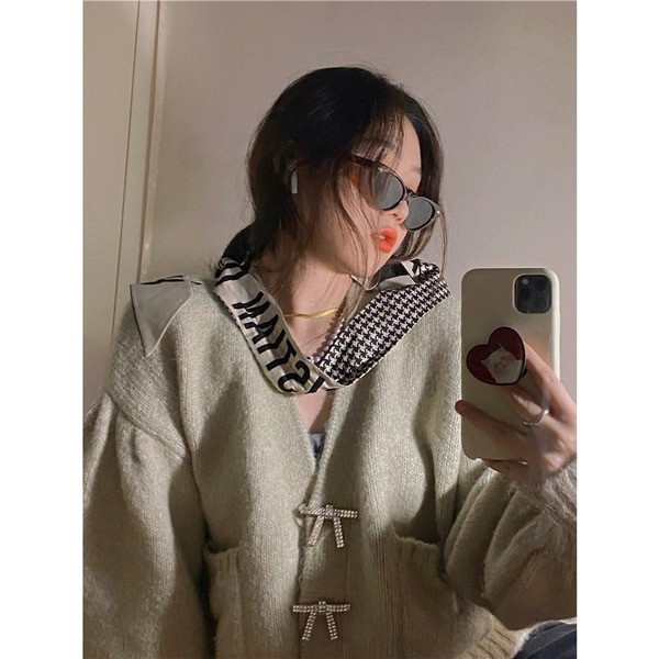 Aktualan ženski prsluk sa špic izrezom i džepovima