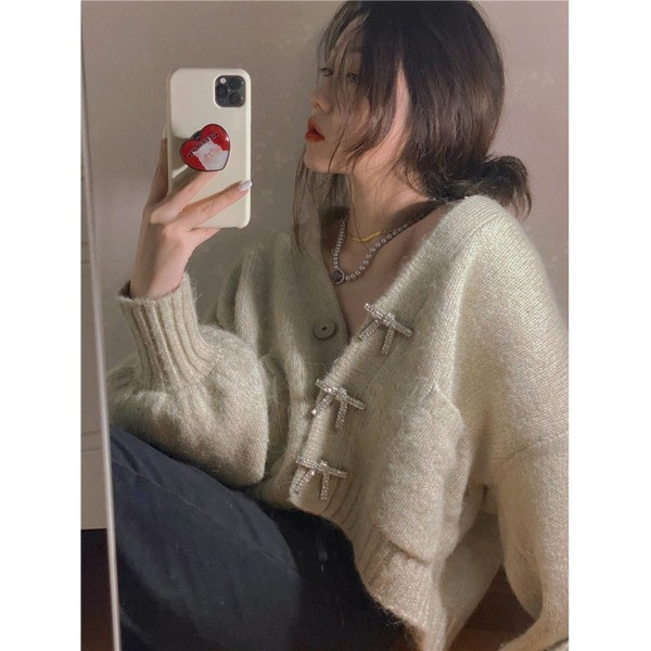 Aktualan ženski prsluk sa špic izrezom i džepovima