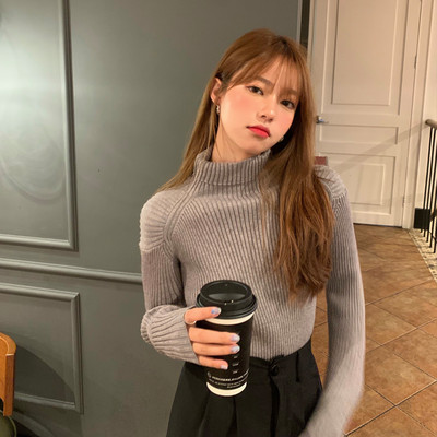 Μοντέρνο γυναικείο πουλόβερ - σλιμ μοντέλο