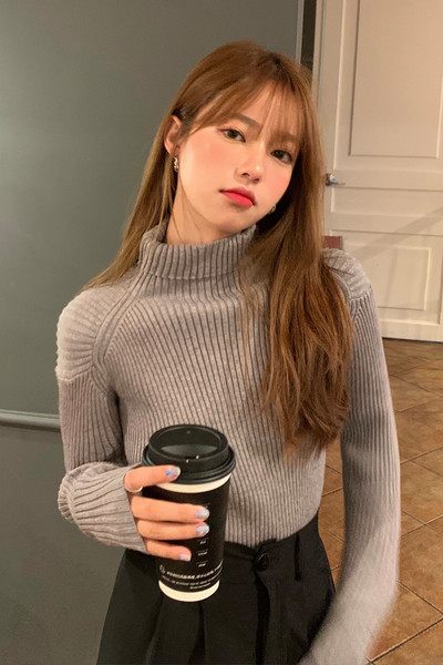 Μοντέρνο γυναικείο πουλόβερ - σλιμ  μοντέλο