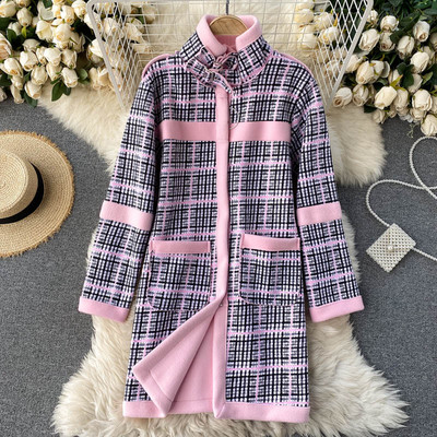 Pehme voodri ja klassikalise kraega ruuduline meestemantel