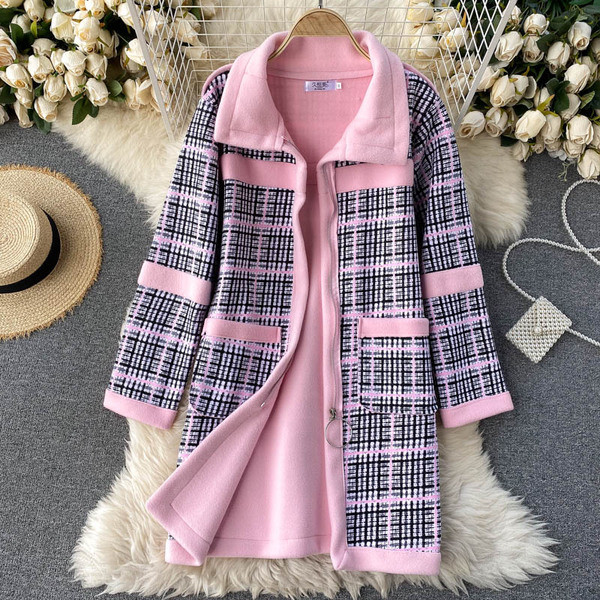 Pehme voodri ja klassikalise kraega ruuduline meestemantel