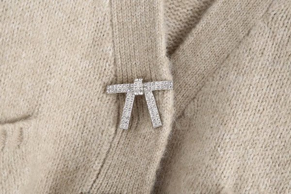 Ženski zimski prsluk sa špic izrezom