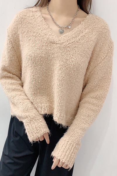 Naiste talvekampsun laia spitsikaelusega mudel