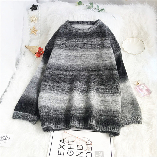 Naiste ümara kaelusega pikkade varrukatega kootud kampsun