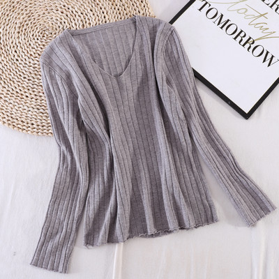 Γυναικείο πουλόβερ κοτλέ από λεπτό πλέξιμο με λαιμόκοψη και μακριά μανίκια