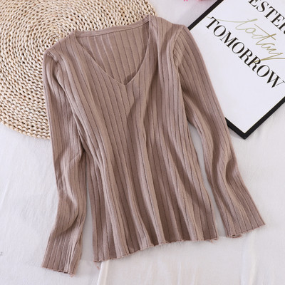 Γυναικείο πουλόβερ κοτλέ από λεπτό πλέξιμο με λαιμόκοψη και μακριά μανίκια