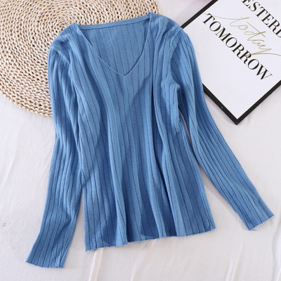 Γυναικείο πουλόβερ κοτλέ από λεπτό πλέξιμο με λαιμόκοψη και μακριά μανίκια