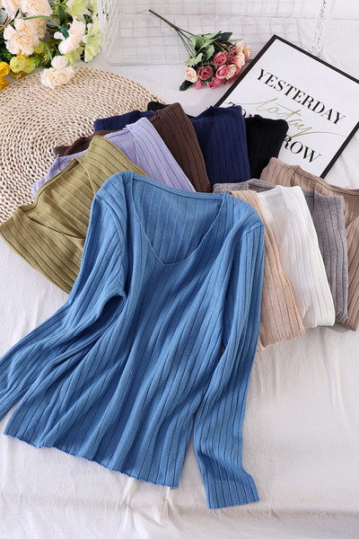 Γυναικείο πουλόβερ κοτλέ από λεπτό πλέξιμο με λαιμόκοψη και μακριά μανίκια