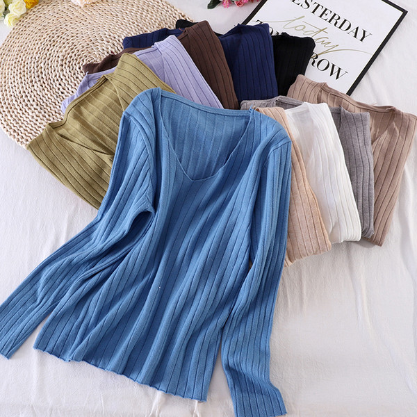 Γυναικείο πουλόβερ κοτλέ από λεπτό πλέξιμο με λαιμόκοψη και μακριά μανίκια