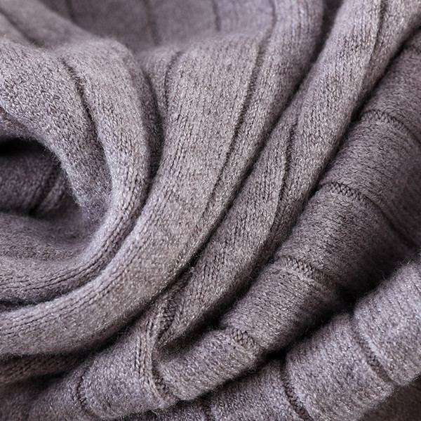 Γυναικείο πουλόβερ κοτλέ από λεπτό πλέξιμο με λαιμόκοψη και μακριά μανίκια