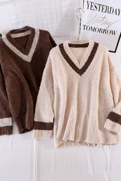 Ζεστό χειμερινό  πουλόβερ με ντεκολτέ  και μακριά μανίκια