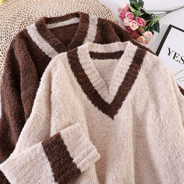 Ζεστό χειμερινό  πουλόβερ με ντεκολτέ  και μακριά μανίκια