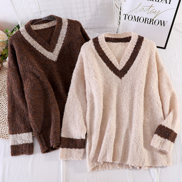 Ζεστό χειμερινό  πουλόβερ με ντεκολτέ  και μακριά μανίκια