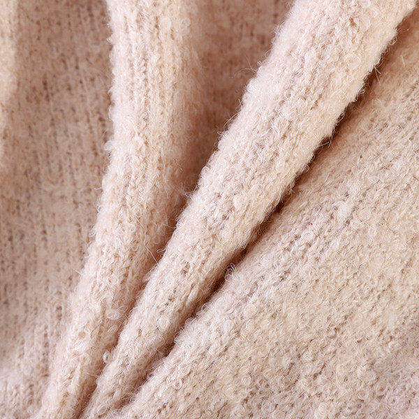 Ζεστό χειμερινό  πουλόβερ με ντεκολτέ  και μακριά μανίκια