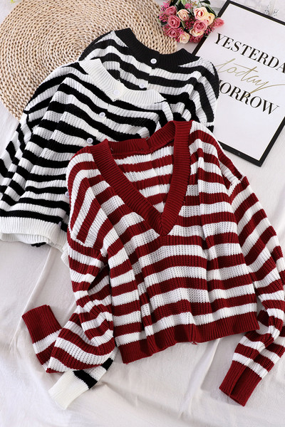 Prugasti ženski džemper sa špic izrezom i gumbima
