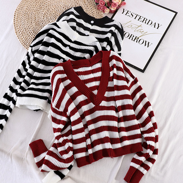 Prugasti ženski džemper sa špic izrezom i gumbima