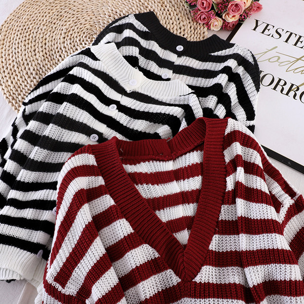 Prugasti ženski džemper sa špic izrezom i gumbima