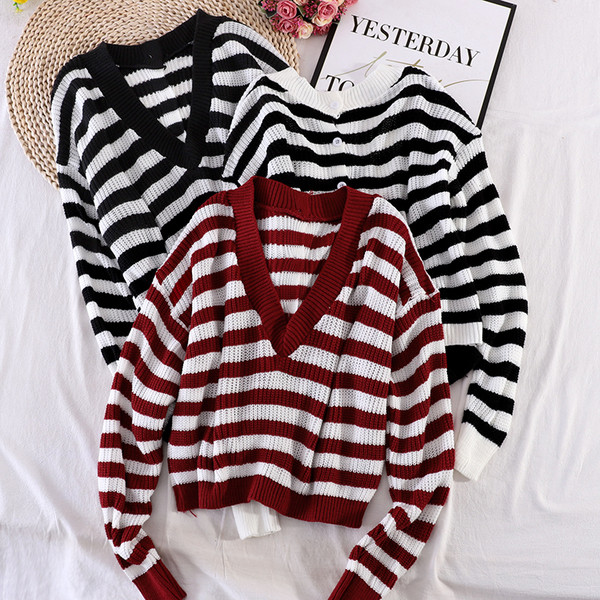 Prugasti ženski džemper sa špic izrezom i gumbima