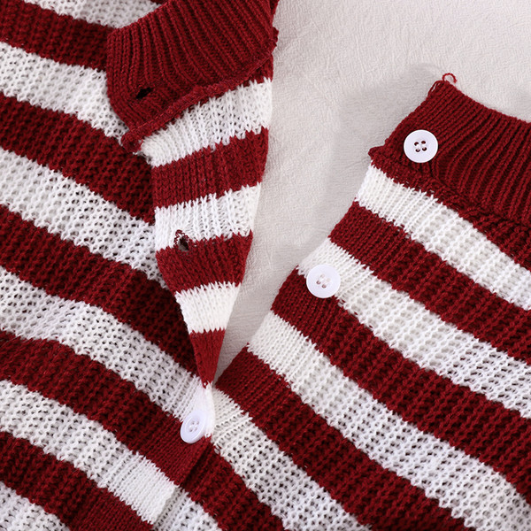 Prugasti ženski džemper sa špic izrezom i gumbima