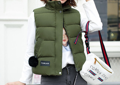 Naiste lühike kõrge krae ja nööpidega vest koos sulelisandiga