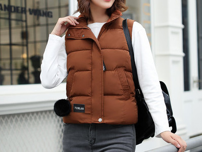 Naiste lühike kõrge krae ja nööpidega vest koos sulelisandiga