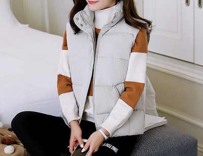 Naiste lühike kõrge krae ja nööpidega vest koos sulelisandiga