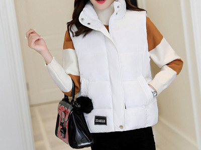 Naiste lühike kõrge krae ja nööpidega vest koos sulelisandiga