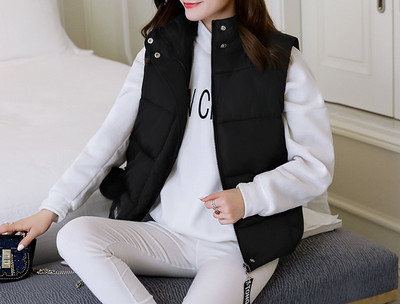 Naiste lühike kõrge krae ja nööpidega vest koos sulelisandiga