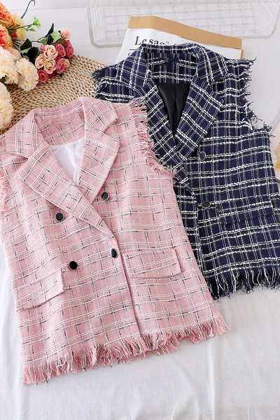 Κομψό γυναικείο γιλέκο με γιακά και κουμπιά σε σχήμα V